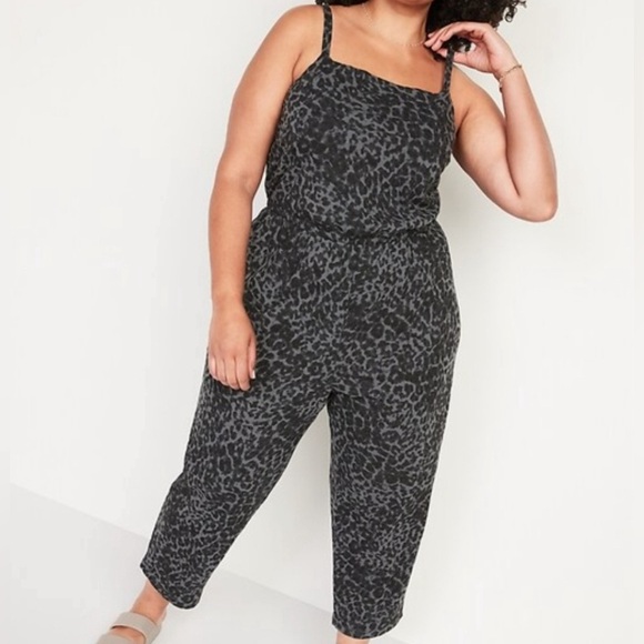 Old Navy Pants - 🔥💙Old Navy Charcoal leopard print jumpsuit xl